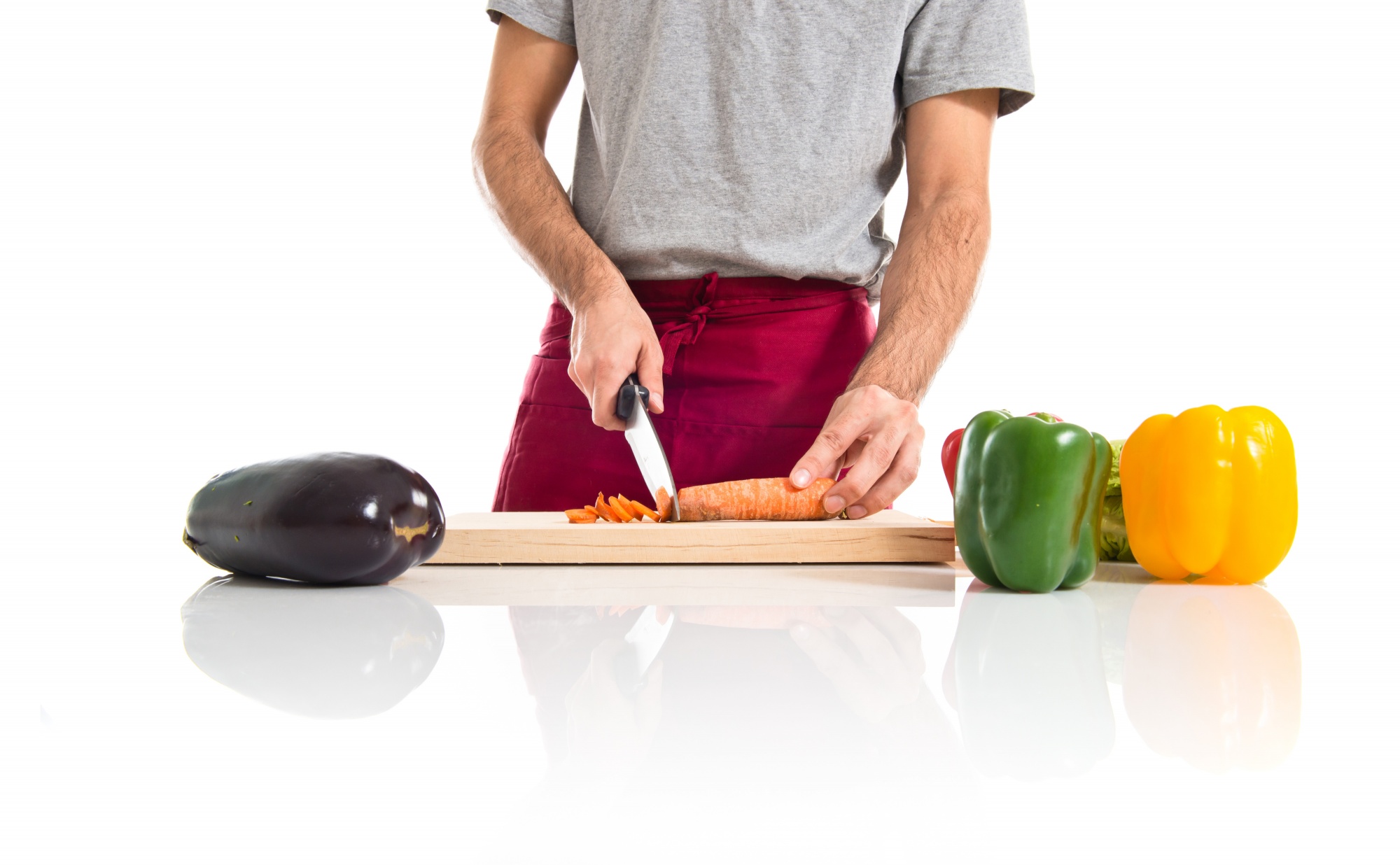 Chef mentre affetta verdure in cucina moderna