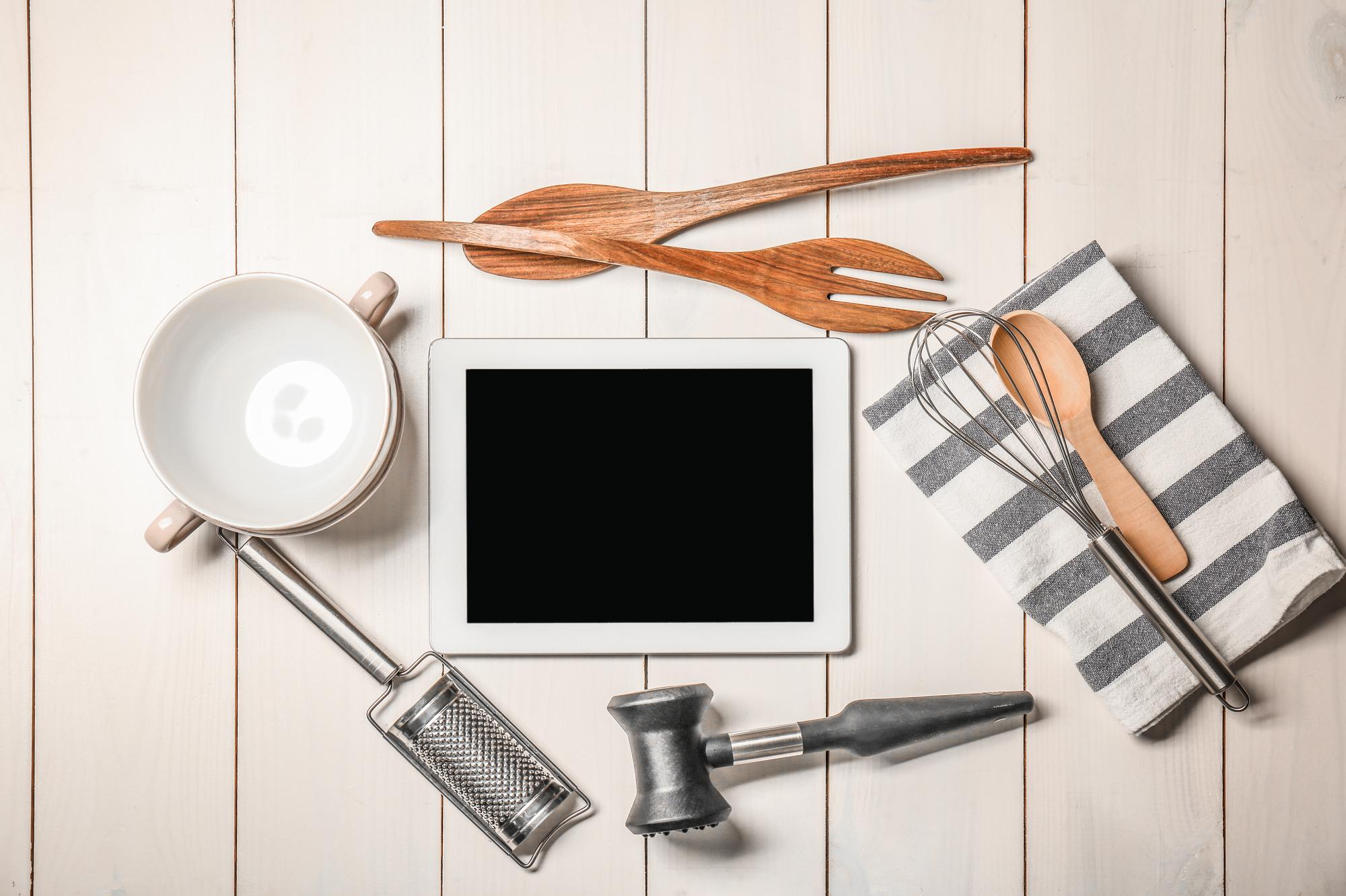 Set di strumenti da cucina su banco di lavoro